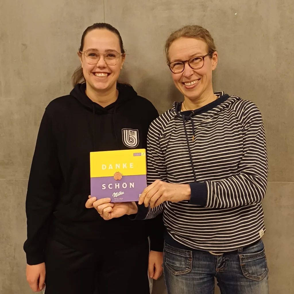 Anne Möllenhoff (links) übergibt die Jugendorganisation an Simone Gast (rechts).