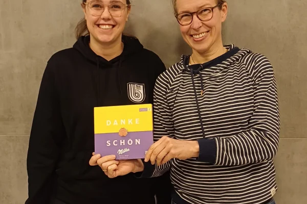 Anne Möllenhoff (links) übergibt die Jugendorganisation an Simone Gast (rechts).